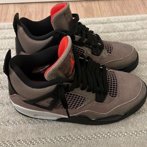 Jordan 4 Retro ‘Taupe Haze’ Size 6y (women’s 7.5)